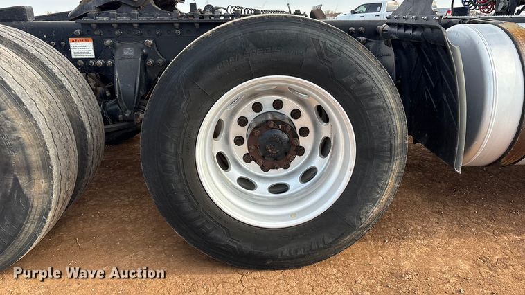 image for item EU4872 2011 Freightliner Cascadia semi truck