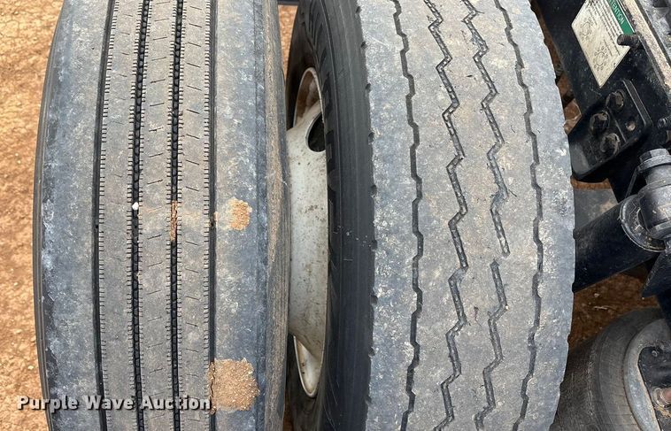 image for item EU4872 2011 Freightliner Cascadia semi truck