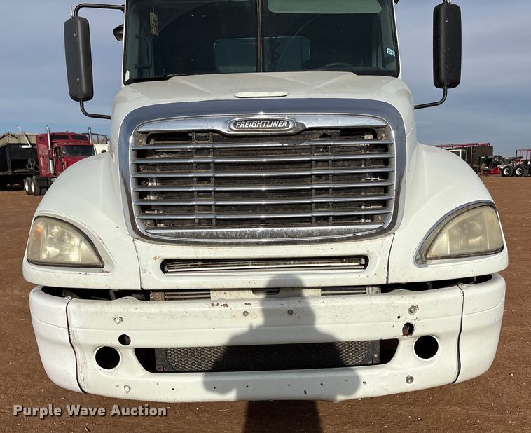 image for item EU4873 2009 Freightliner Columbia semi truck