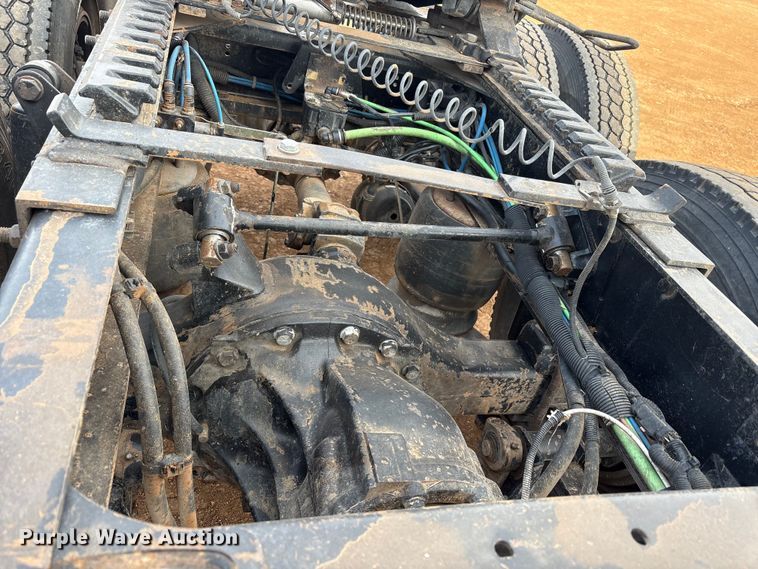 image for item EU4873 2009 Freightliner Columbia semi truck