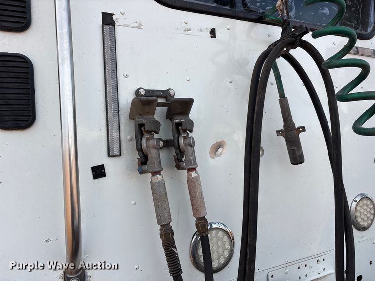 image for item EU4873 2009 Freightliner Columbia semi truck