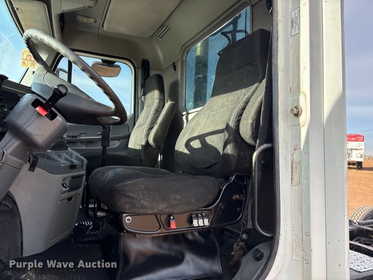 image for item EU4873 2009 Freightliner Columbia semi truck