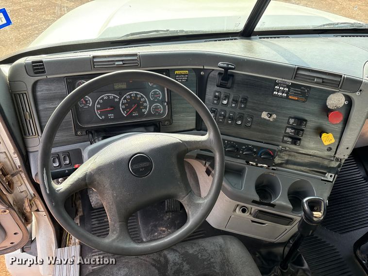 image for item EU4873 2009 Freightliner Columbia semi truck