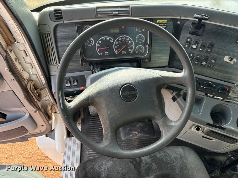 image for item EU4873 2009 Freightliner Columbia semi truck