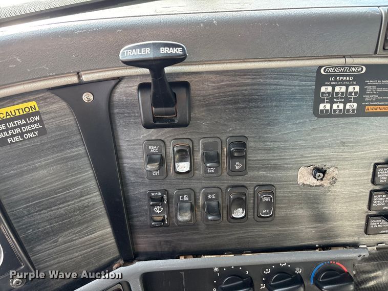 image for item EU4873 2009 Freightliner Columbia semi truck