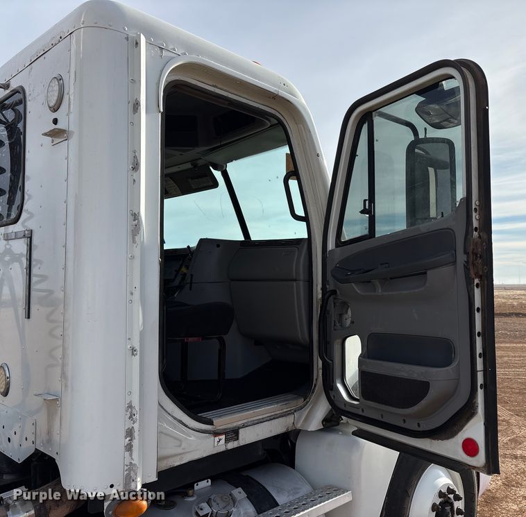 image for item EU4873 2009 Freightliner Columbia semi truck