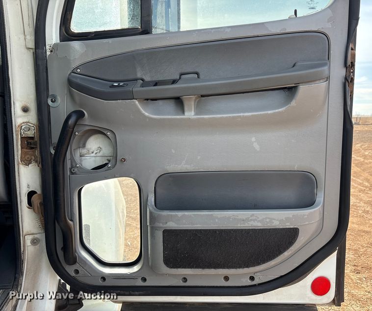 image for item EU4873 2009 Freightliner Columbia semi truck