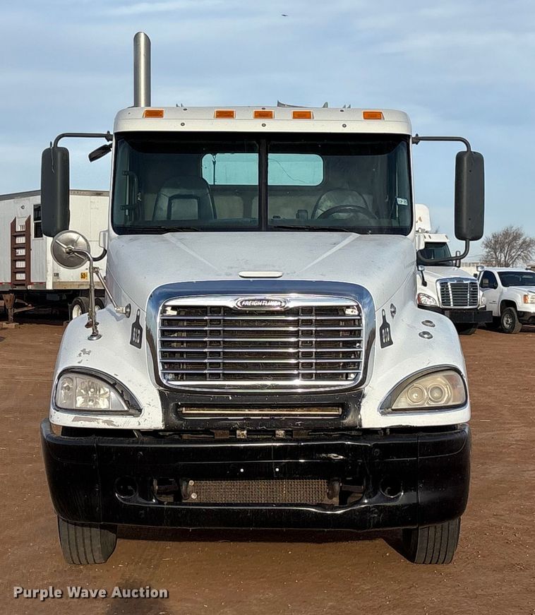 image for item EU4874 2006 Freightliner Columbia semi truck