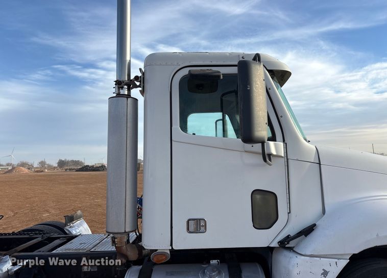 image for item EU4874 2006 Freightliner Columbia semi truck