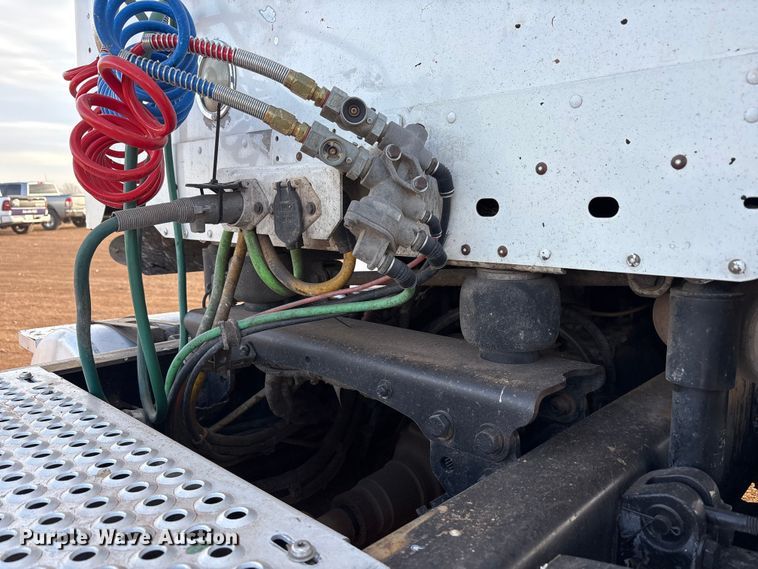 image for item EU4874 2006 Freightliner Columbia semi truck