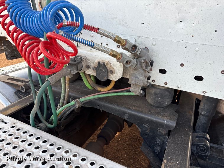 image for item EU4874 2006 Freightliner Columbia semi truck