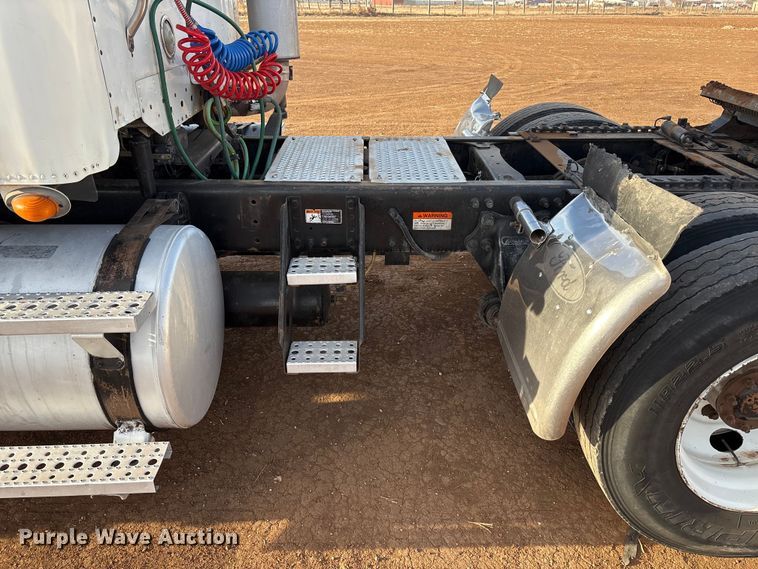 image for item EU4874 2006 Freightliner Columbia semi truck