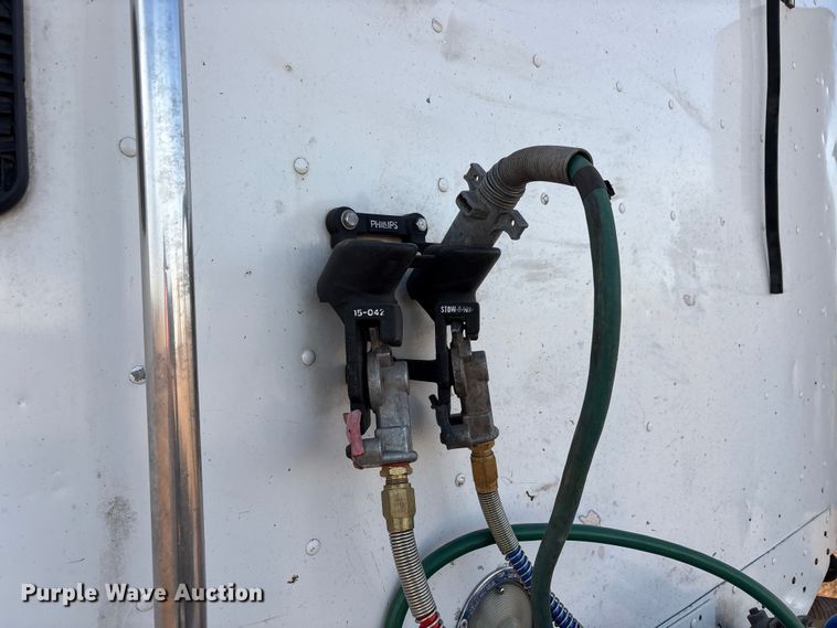 image for item EU4874 2006 Freightliner Columbia semi truck