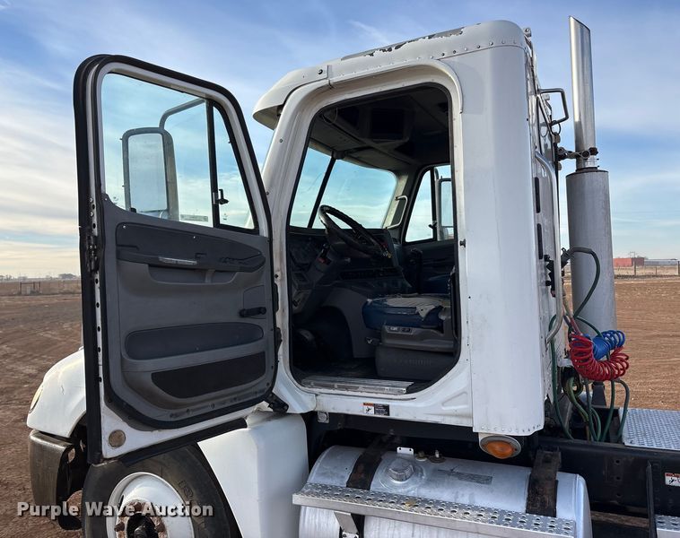 image for item EU4874 2006 Freightliner Columbia semi truck