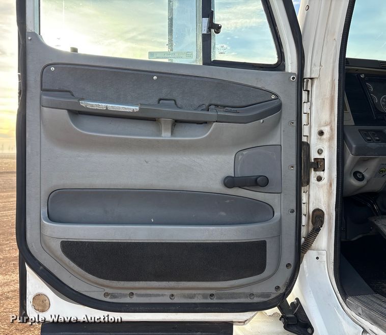 image for item EU4874 2006 Freightliner Columbia semi truck