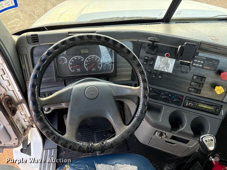 image for item EU4874 2006 Freightliner Columbia semi truck