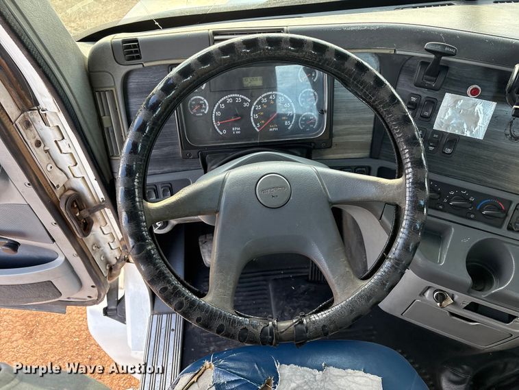 image for item EU4874 2006 Freightliner Columbia semi truck