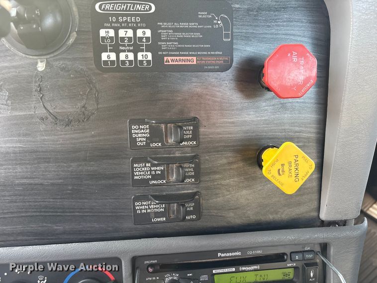 image for item EU4874 2006 Freightliner Columbia semi truck