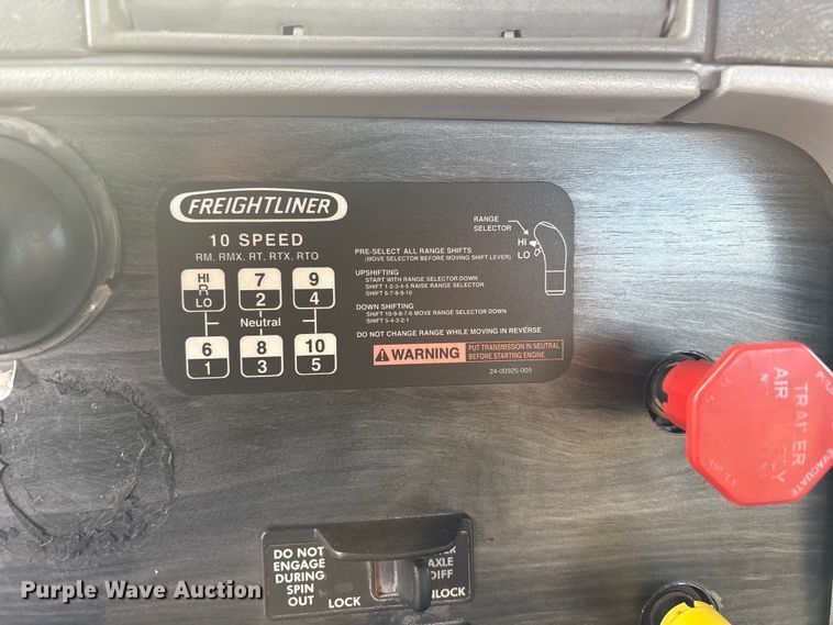 image for item EU4874 2006 Freightliner Columbia semi truck