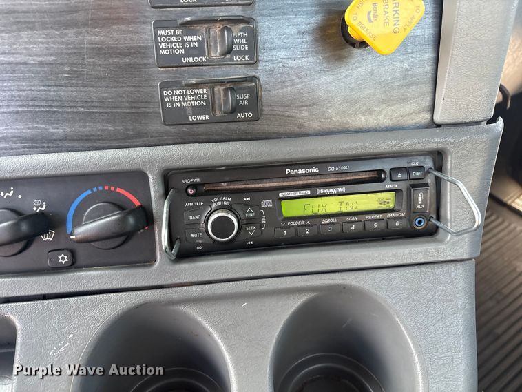 image for item EU4874 2006 Freightliner Columbia semi truck