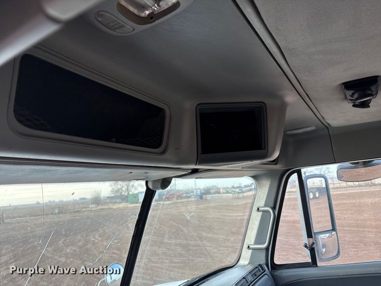 image for item EU4874 2006 Freightliner Columbia semi truck