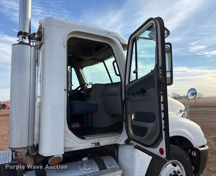 image for item EU4874 2006 Freightliner Columbia semi truck