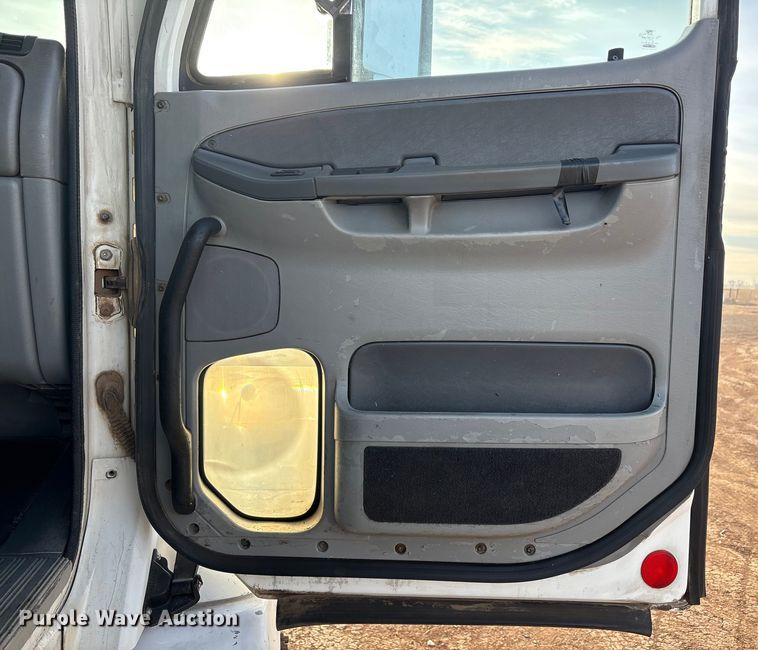 image for item EU4874 2006 Freightliner Columbia semi truck