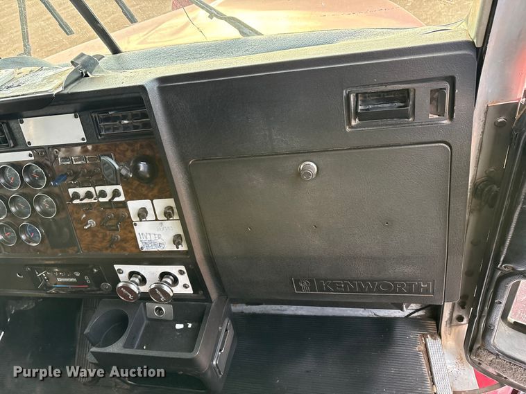 image for item EU4875 1997 Kenworth T600 semi truck