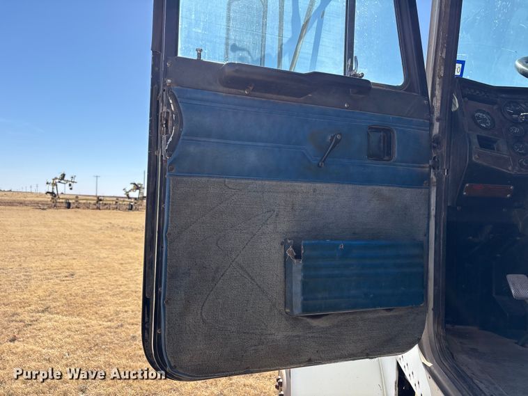 image for item EU4897 1991 Peterbilt 378 semi truck