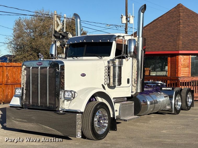 image for item EU7366 2017 Peterbilt 389 semi truck