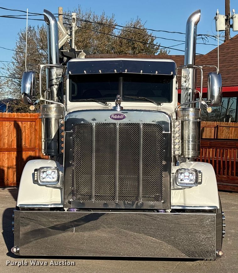 image for item EU7366 2017 Peterbilt 389 semi truck