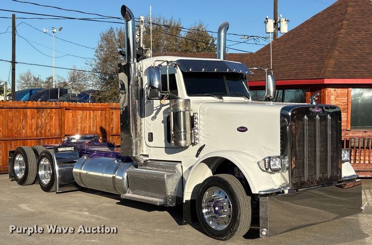 image for item EU7366 2017 Peterbilt 389 semi truck