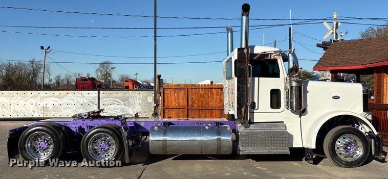 image for item EU7366 2017 Peterbilt 389 semi truck