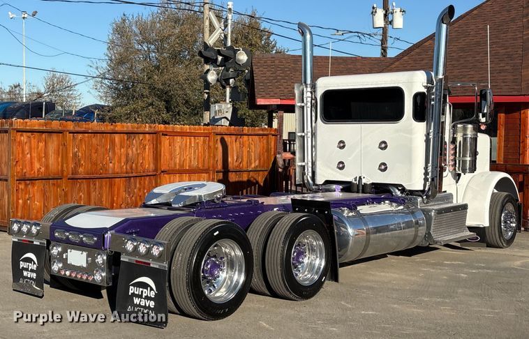 image for item EU7366 2017 Peterbilt 389 semi truck