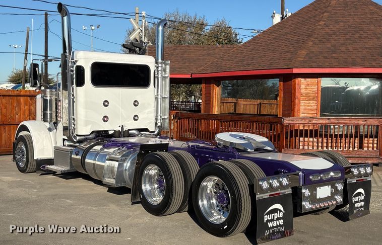 image for item EU7366 2017 Peterbilt 389 semi truck