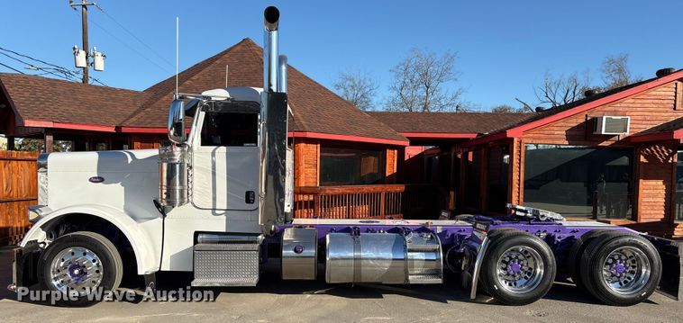 image for item EU7366 2017 Peterbilt 389 semi truck