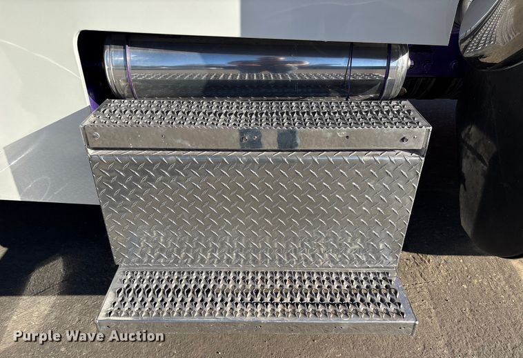 image for item EU7366 2017 Peterbilt 389 semi truck