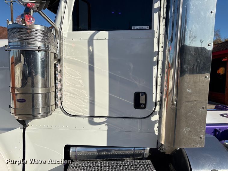 image for item EU7366 2017 Peterbilt 389 semi truck