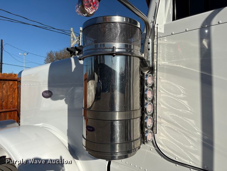 image for item EU7366 2017 Peterbilt 389 semi truck