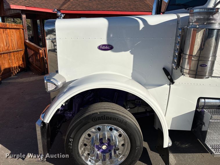 image for item EU7366 2017 Peterbilt 389 semi truck