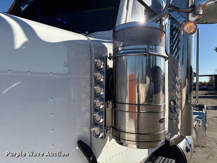 image for item EU7366 2017 Peterbilt 389 semi truck