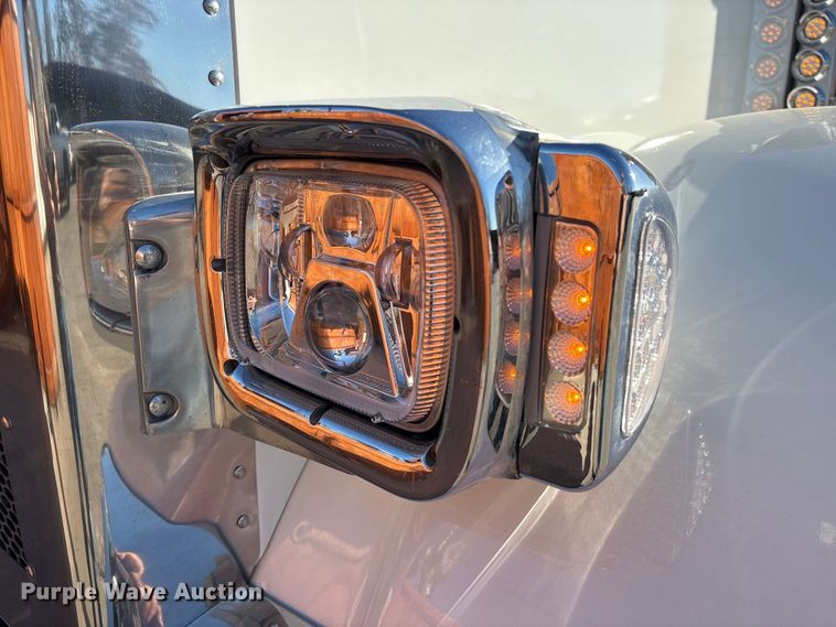 image for item EU7366 2017 Peterbilt 389 semi truck