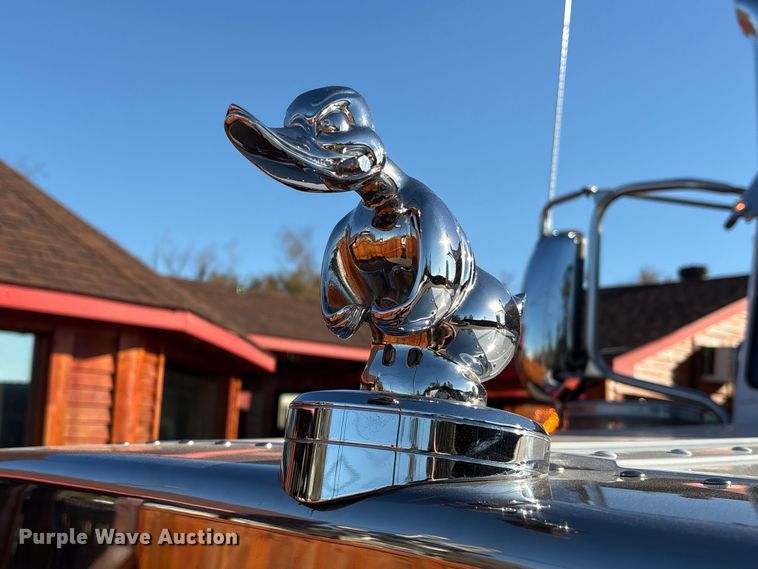 image for item EU7366 2017 Peterbilt 389 semi truck