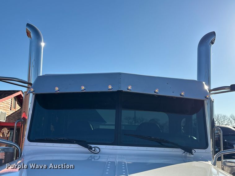 image for item EU7366 2017 Peterbilt 389 semi truck