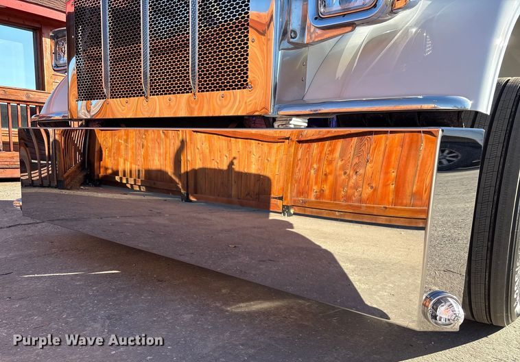 image for item EU7366 2017 Peterbilt 389 semi truck