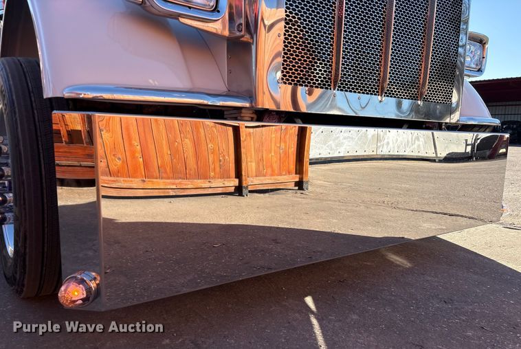 image for item EU7366 2017 Peterbilt 389 semi truck