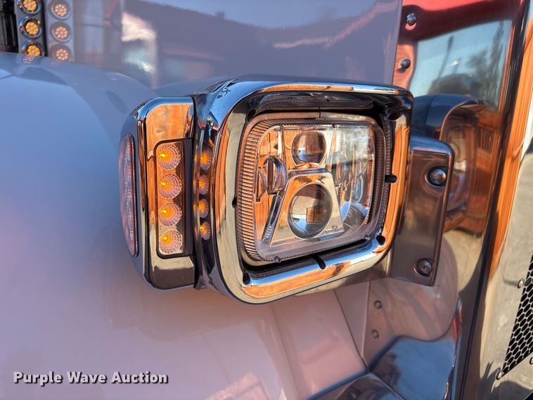 image for item EU7366 2017 Peterbilt 389 semi truck