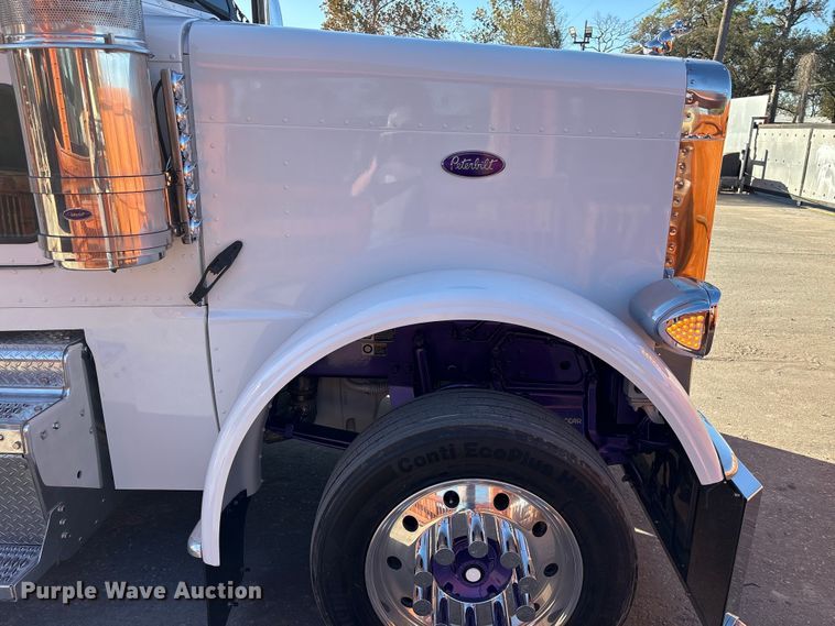 image for item EU7366 2017 Peterbilt 389 semi truck