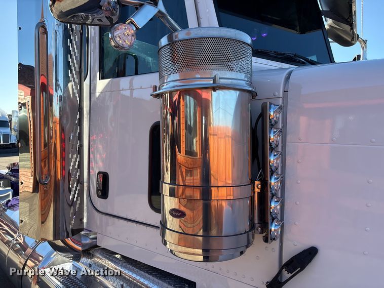 image for item EU7366 2017 Peterbilt 389 semi truck
