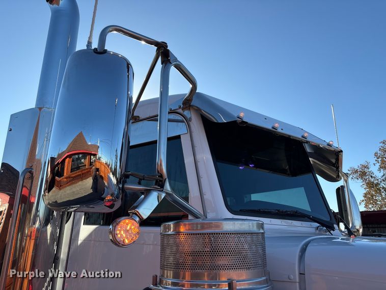 image for item EU7366 2017 Peterbilt 389 semi truck